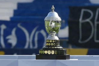 “Jugadores de Peñarol celebrando triunfo en el Torneo Clausura frente a Cerro Largo”