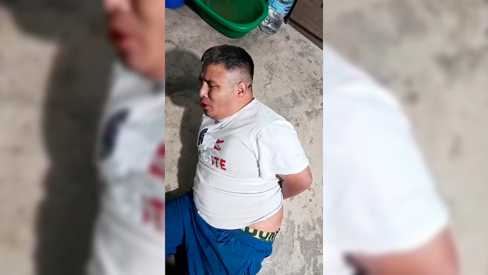 Triple femicidio de Florencio Varela: 12 revelaciones clave de la confesión que cambia el caso 1 Caso Víctor Sotacuro: hombre sentado en el piso, manos a la espalda, interior de vivienda con piso de cemento