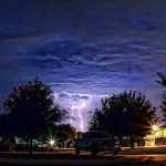 Tormentas fuertes en Uruguay con rayos sobre Montevideo y cielo oscuro al atardecer