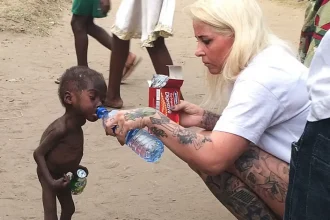 “Hope de Nigeria sonríe tras ser rescatado, símbolo de esperanza y superación en África”